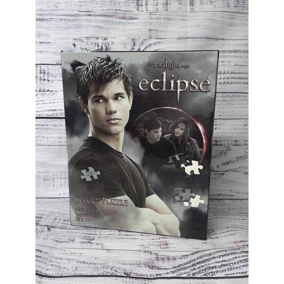 Twilight Eclipse Jigsaw Puzzle with Jacob and Bella (1000 Pieces, New) - Picture 1 of 4